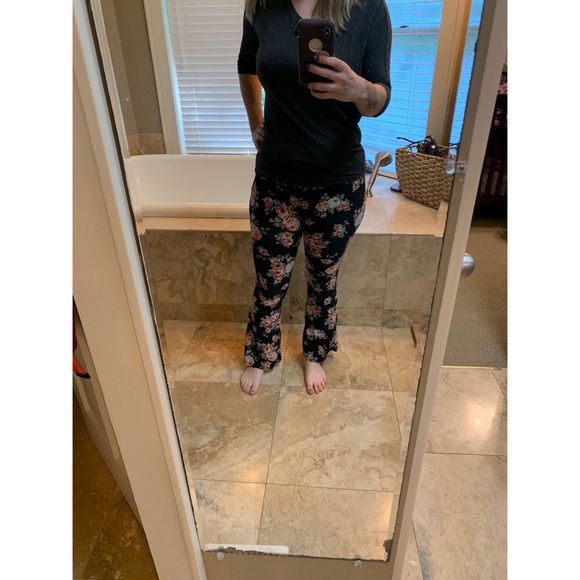 S/M Flared Floral Leggings 🥀 - Picture 2 of 4